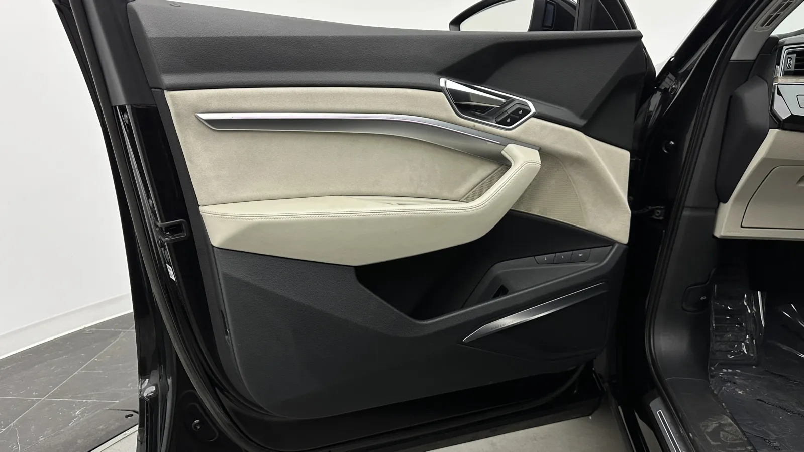 Audi e-tron photo 11