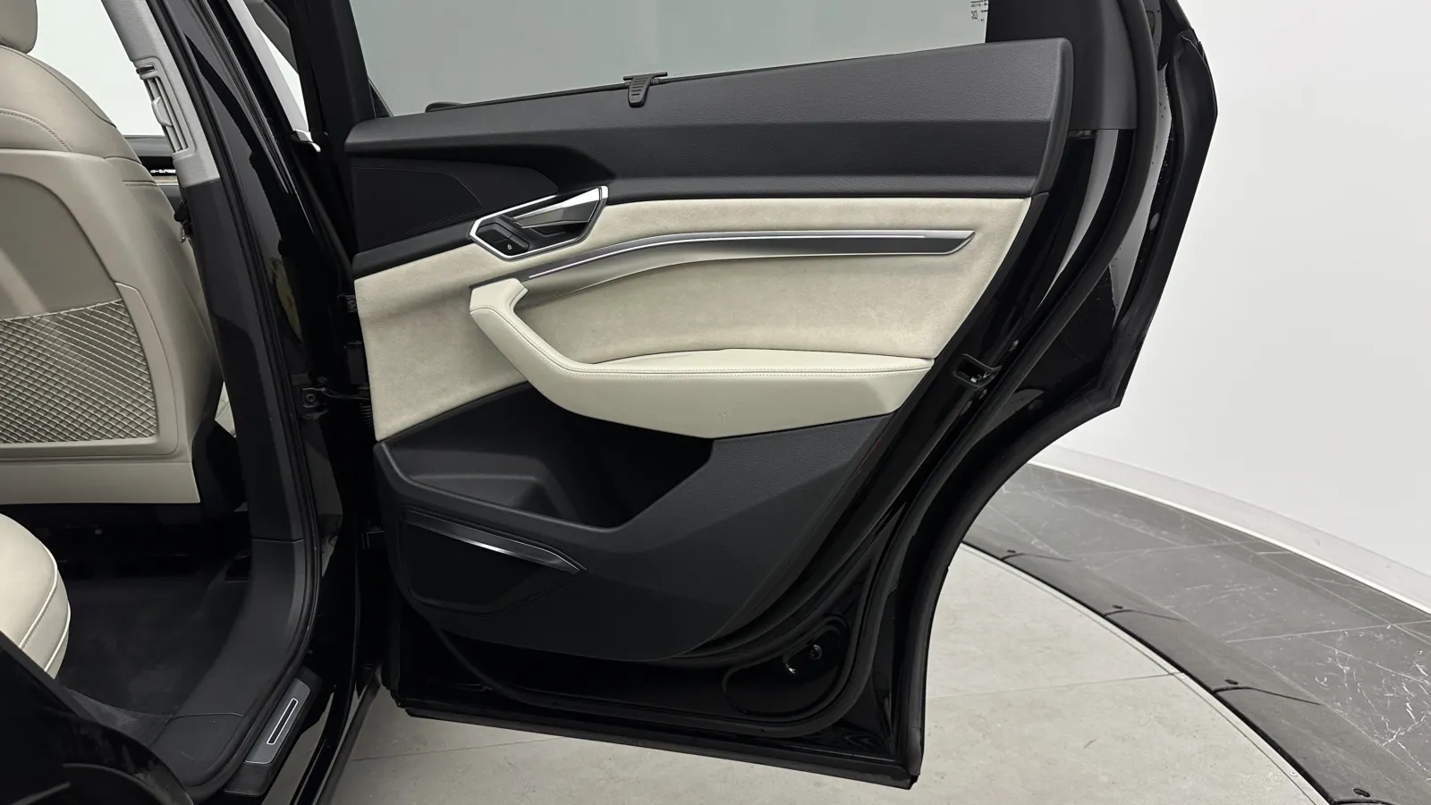 Audi e-tron photo 36