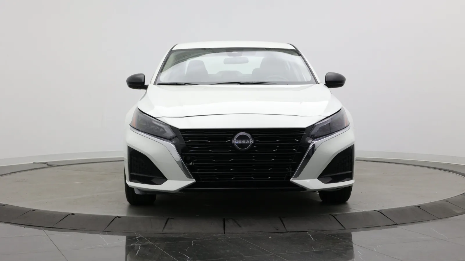 Nissan Altima photo 2