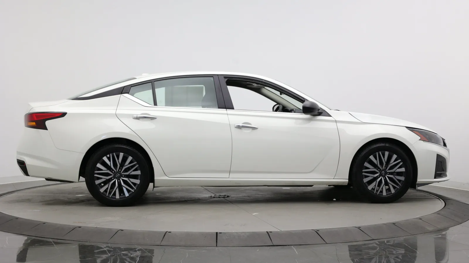 Nissan Altima photo 9
