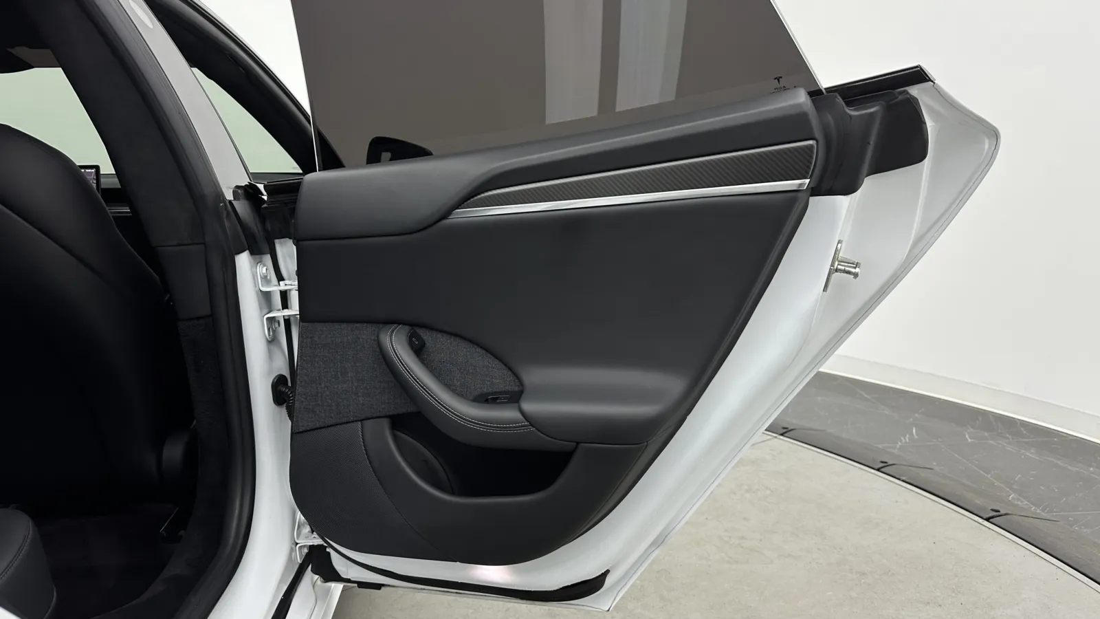 Tesla Model S photo 39