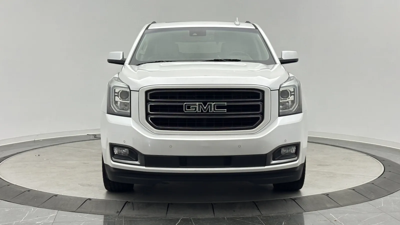 GMC Yukon photo 2