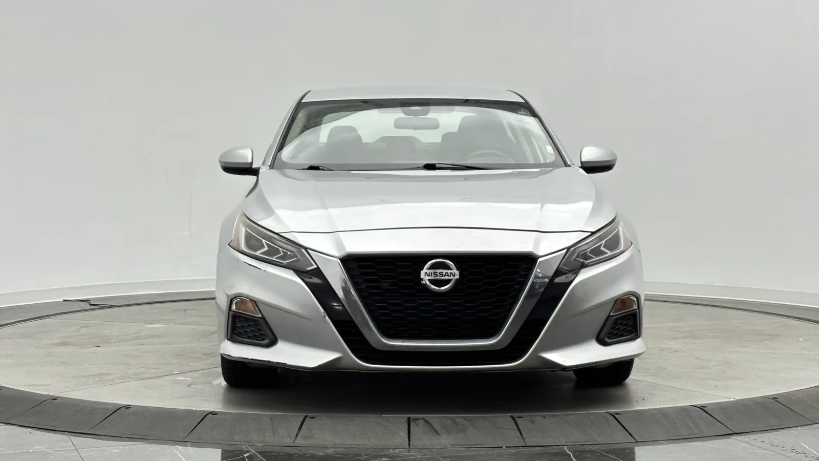 Nissan Altima photo 2
