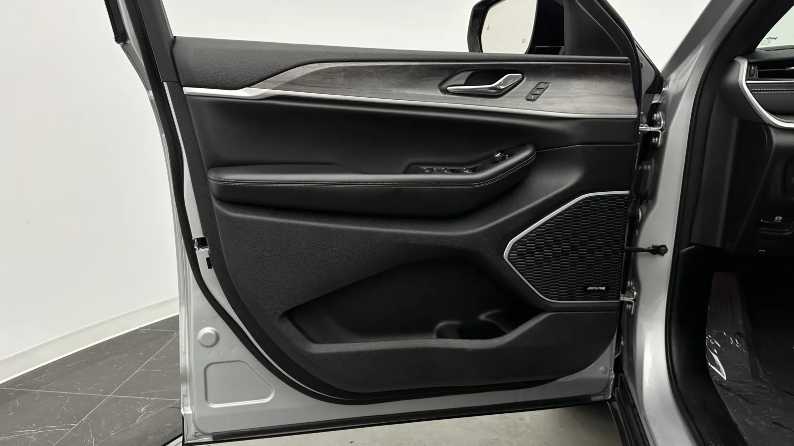 Jeep Grand Cherokee photo 11