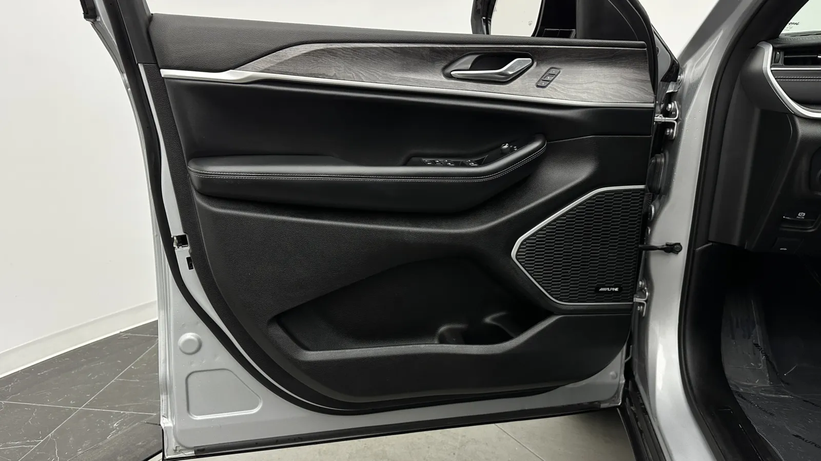 Jeep Grand Cherokee photo 10