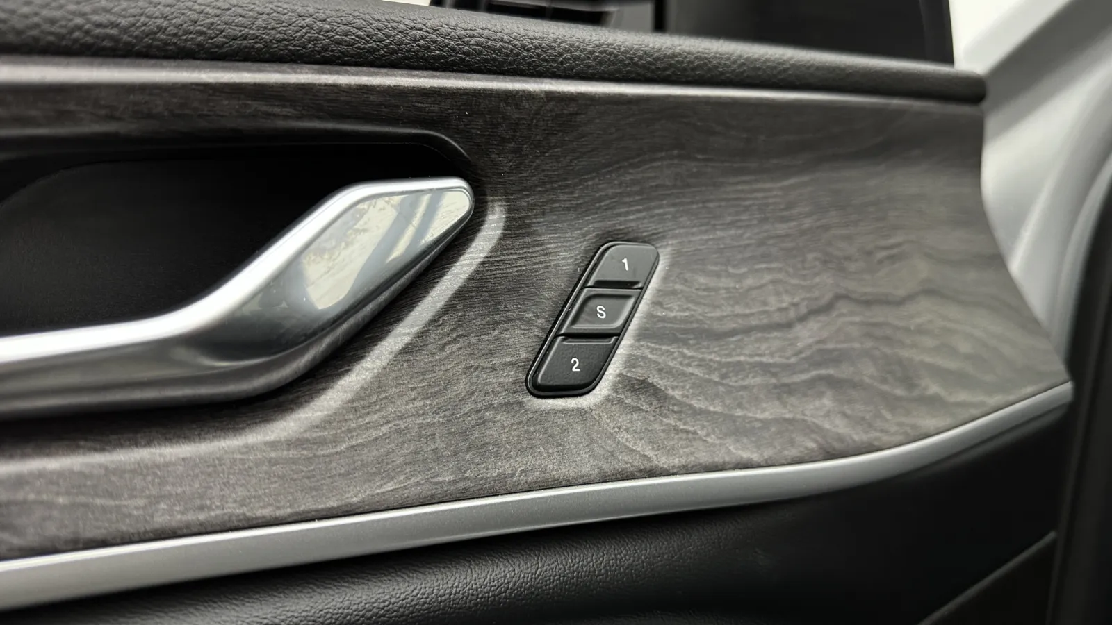 Jeep Grand Cherokee photo 13