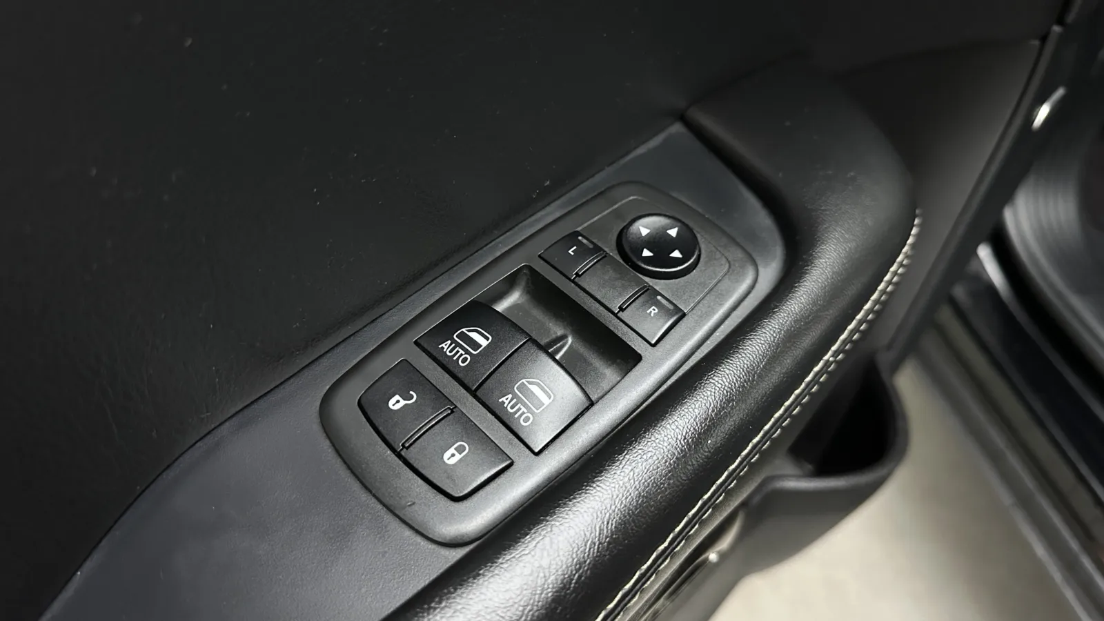Dodge Challenger photo 14