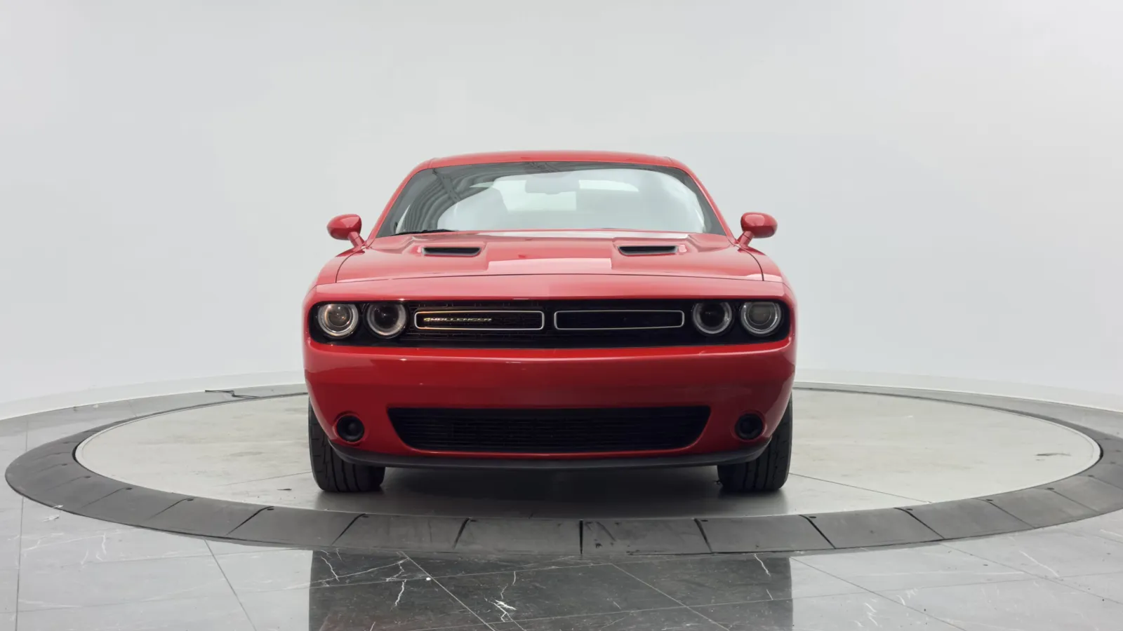 Dodge Challenger photo 2