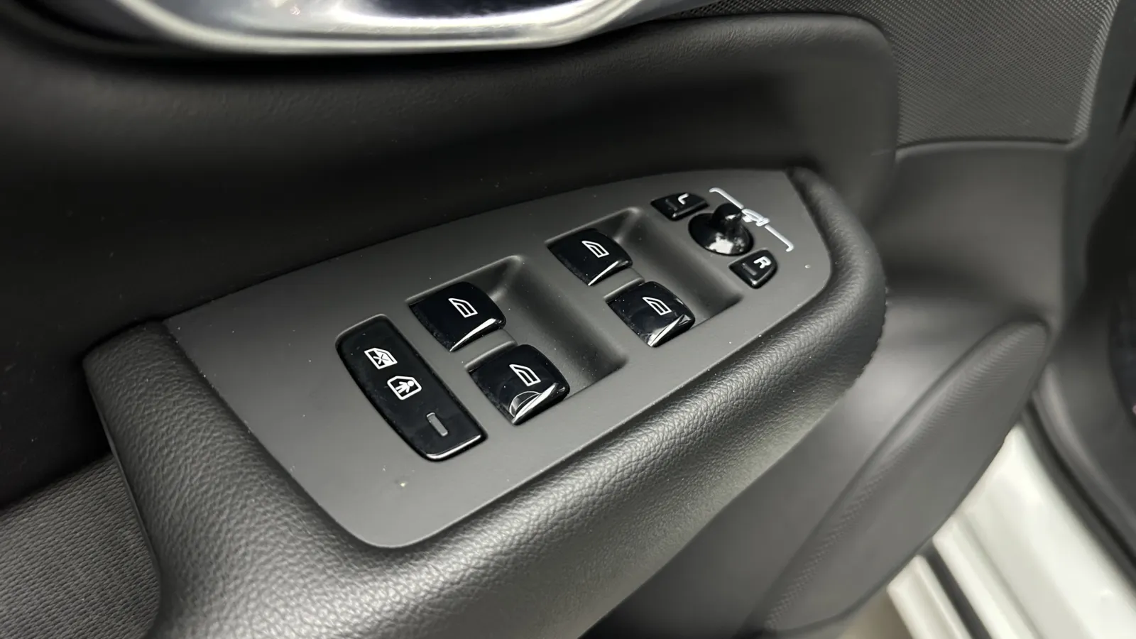 Volvo XC90 photo 12