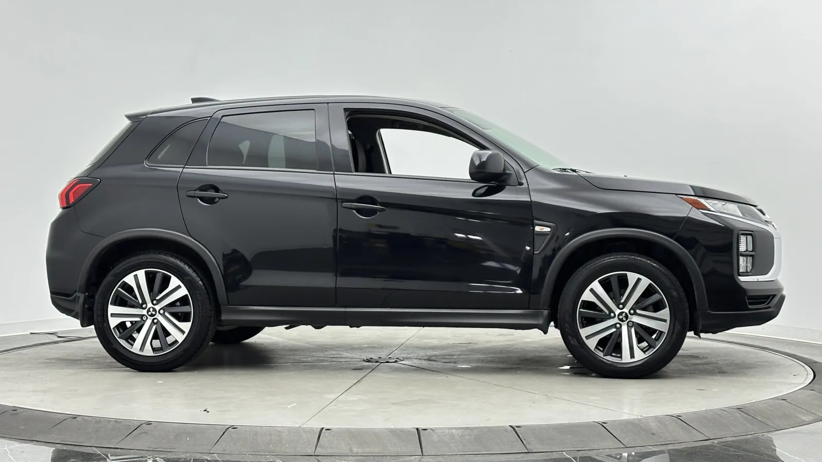 Mitsubishi Outlander Sport photo 8