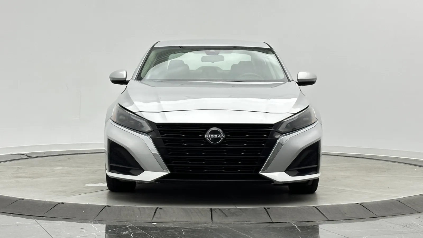 Nissan Altima photo 2