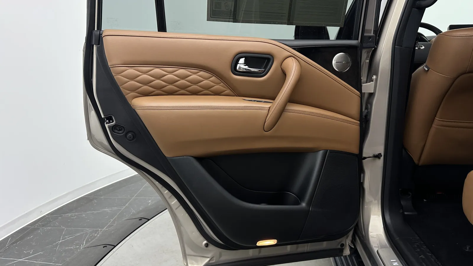 Infiniti QX80 photo 31
