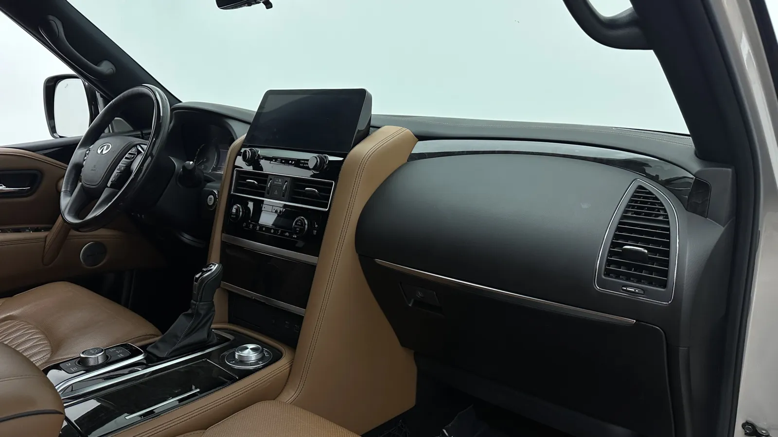Infiniti QX80 photo 45