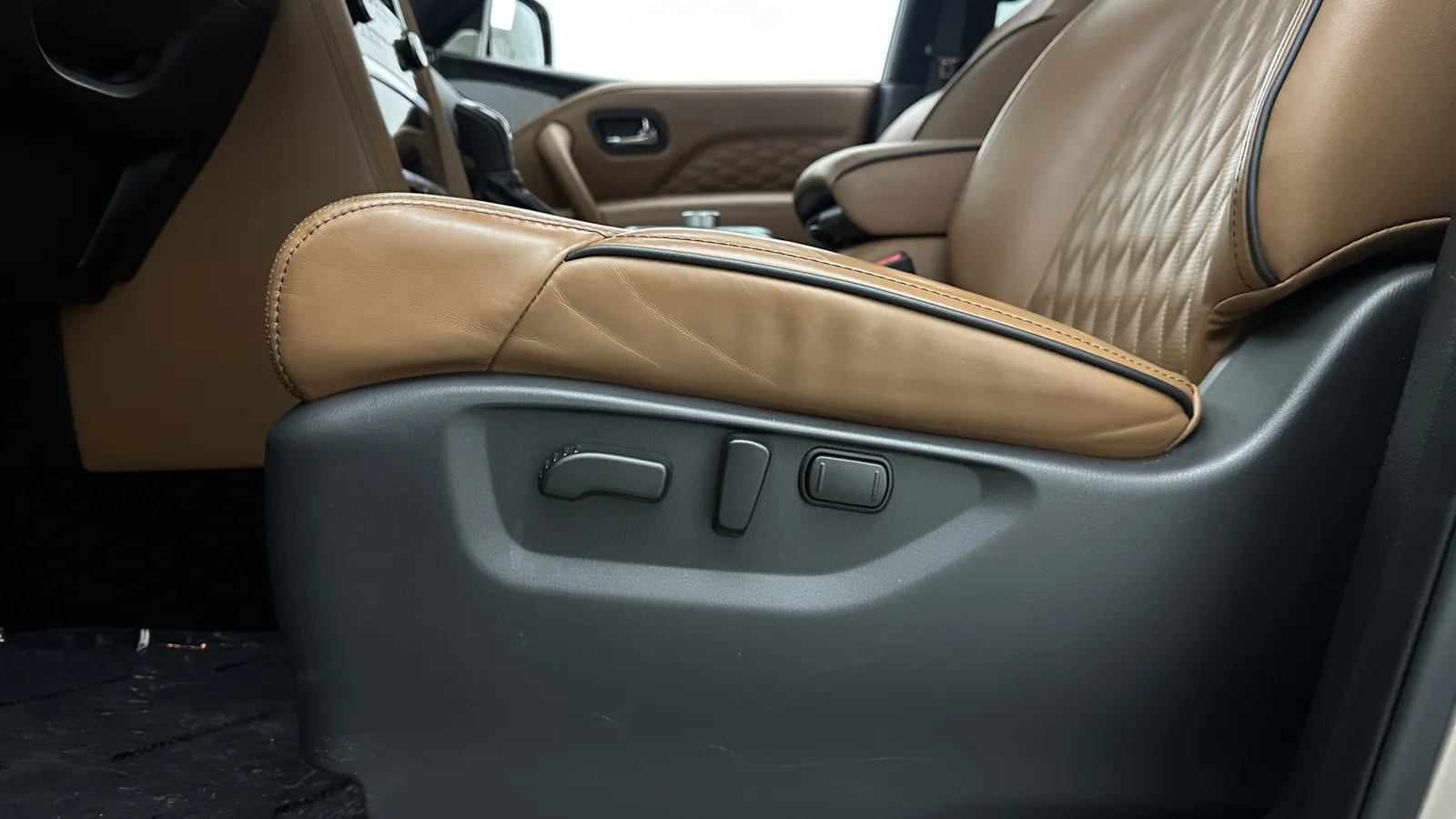 Infiniti QX80 photo 17
