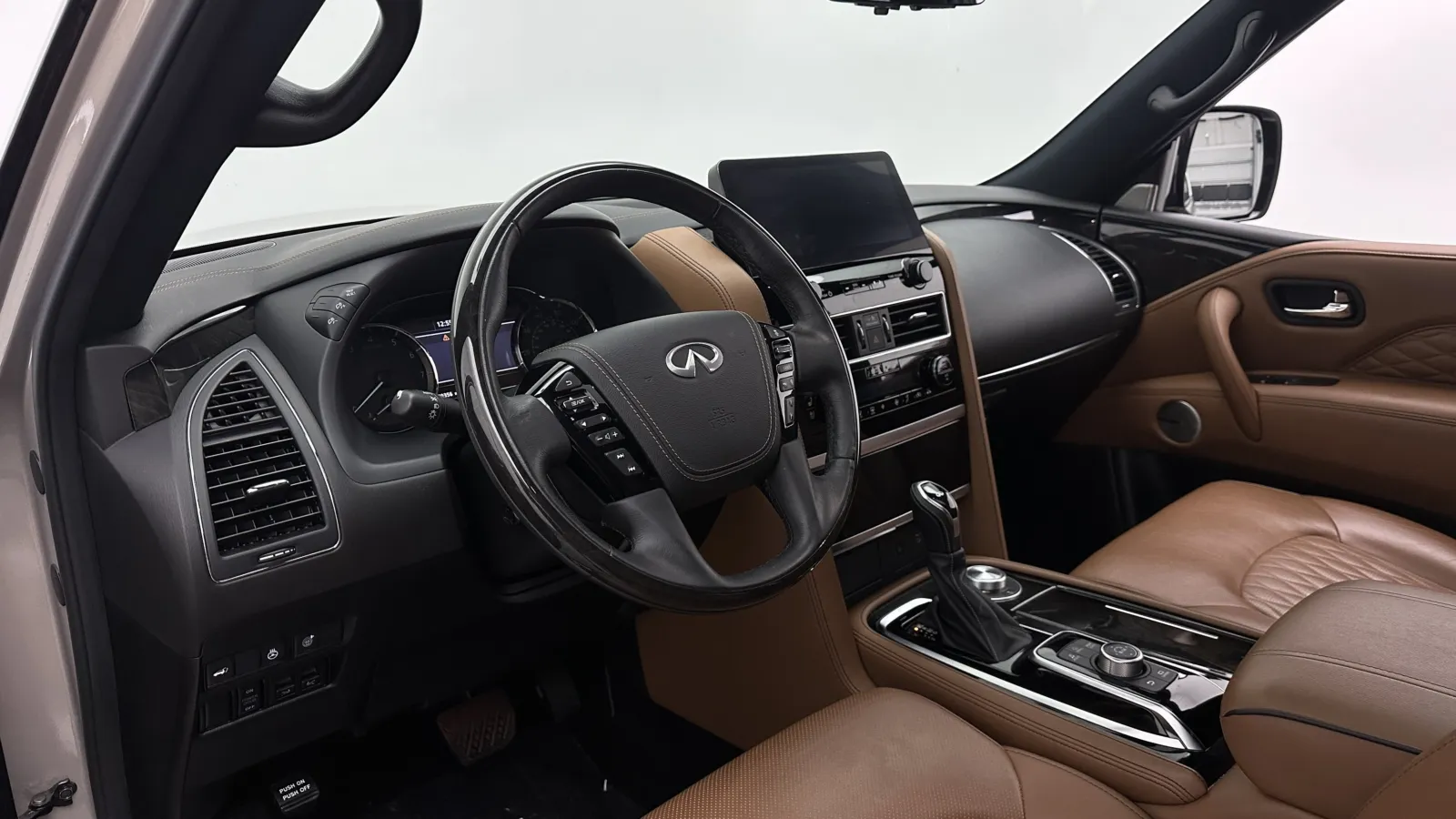 Infiniti QX80 photo 12