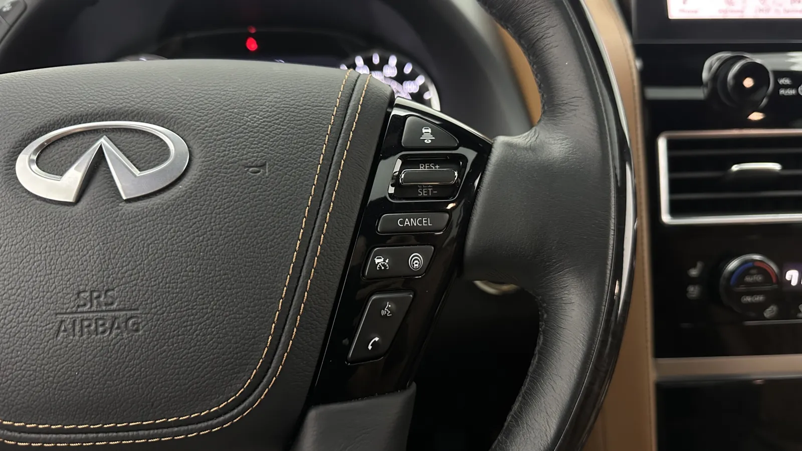 Infiniti QX80 photo 25