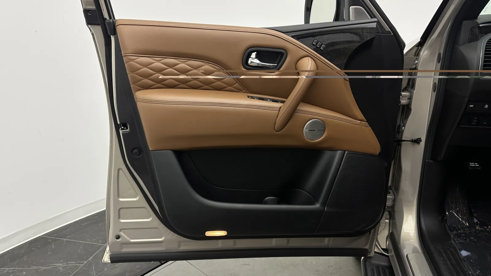 Infiniti QX80 photo 11