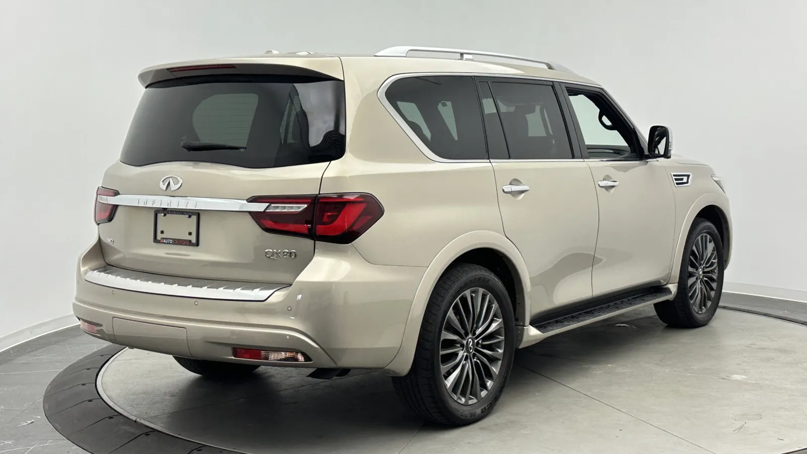 Infiniti QX80 photo 9