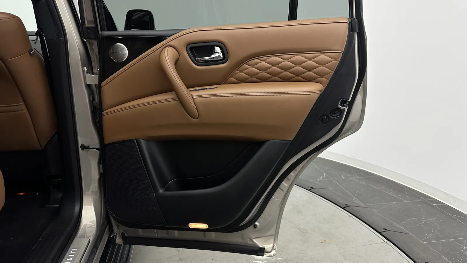 Infiniti QX80 photo 40