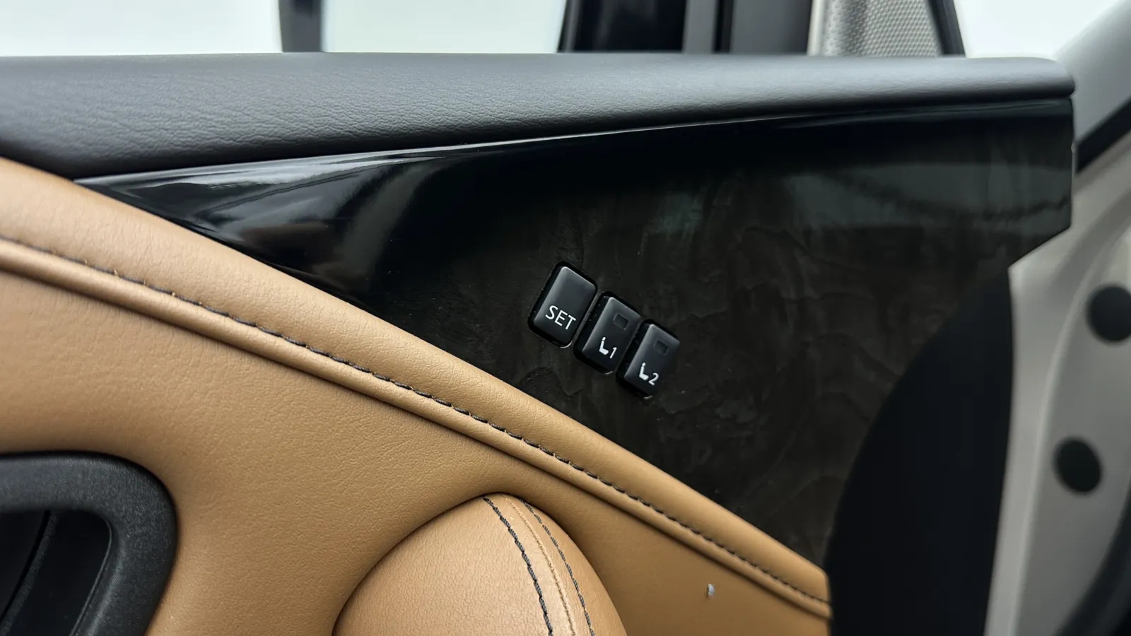 Infiniti QX80 photo 14