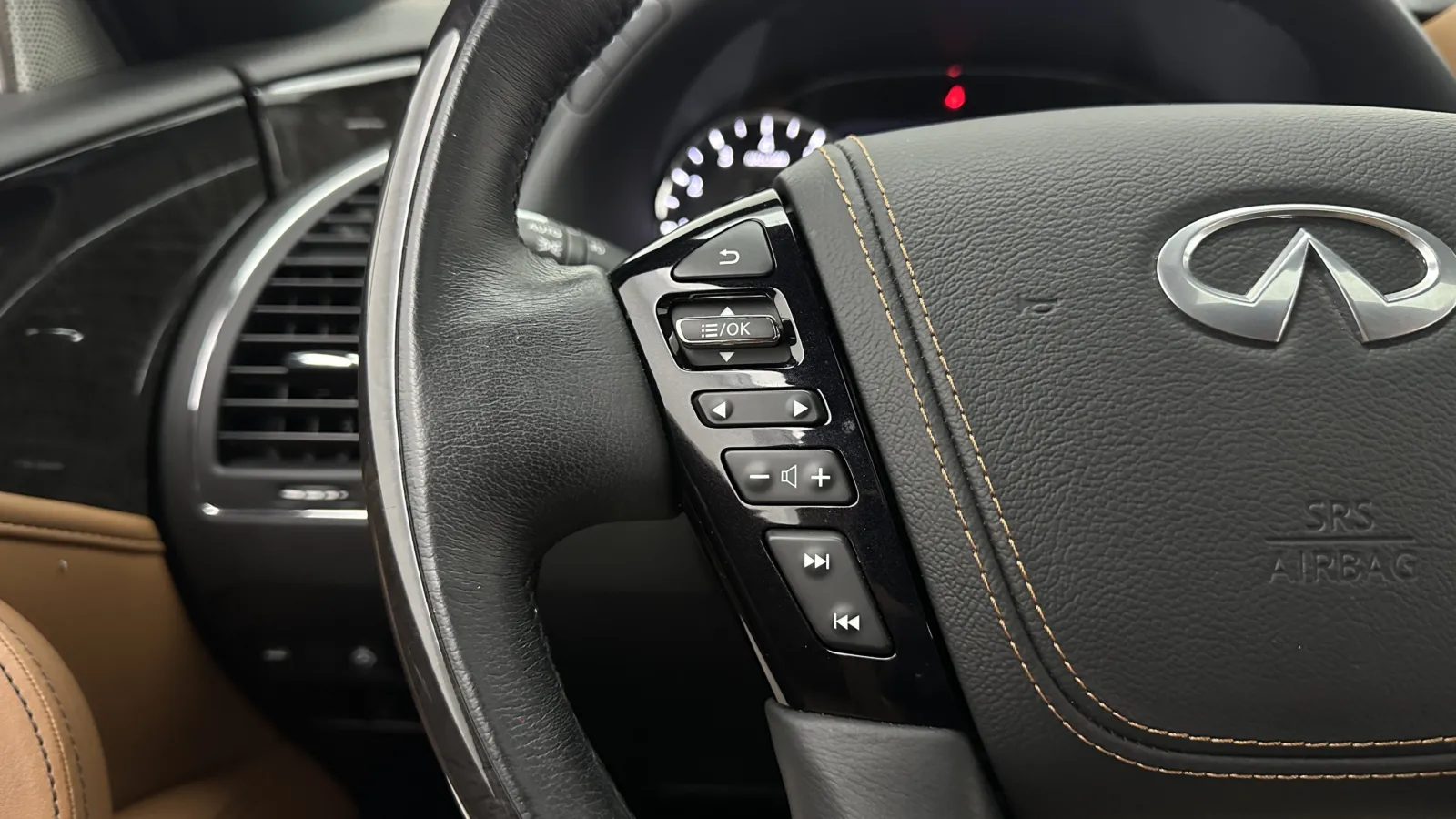 Infiniti QX80 photo 24