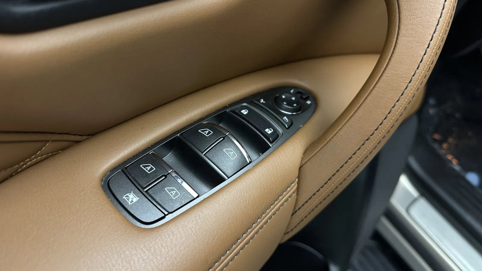 Infiniti QX80 photo 13