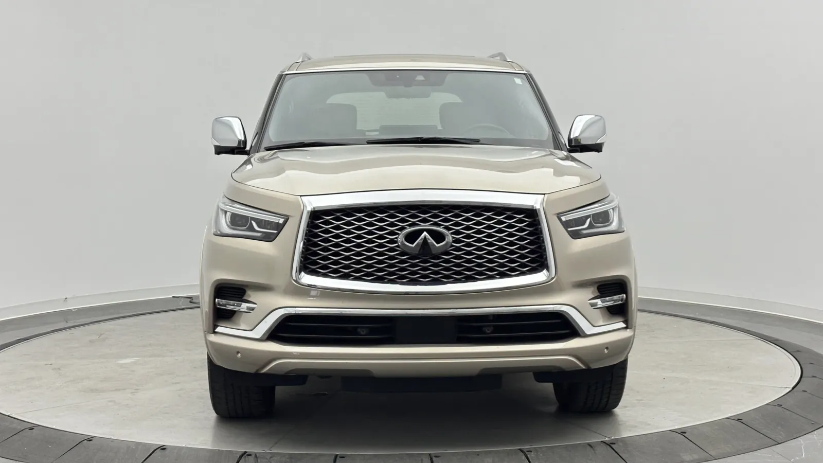 Infiniti QX80 photo 2