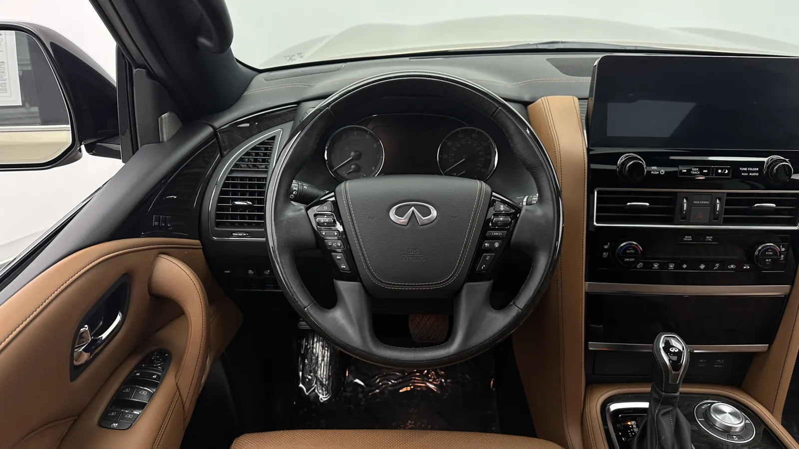 Infiniti QX80 photo 34