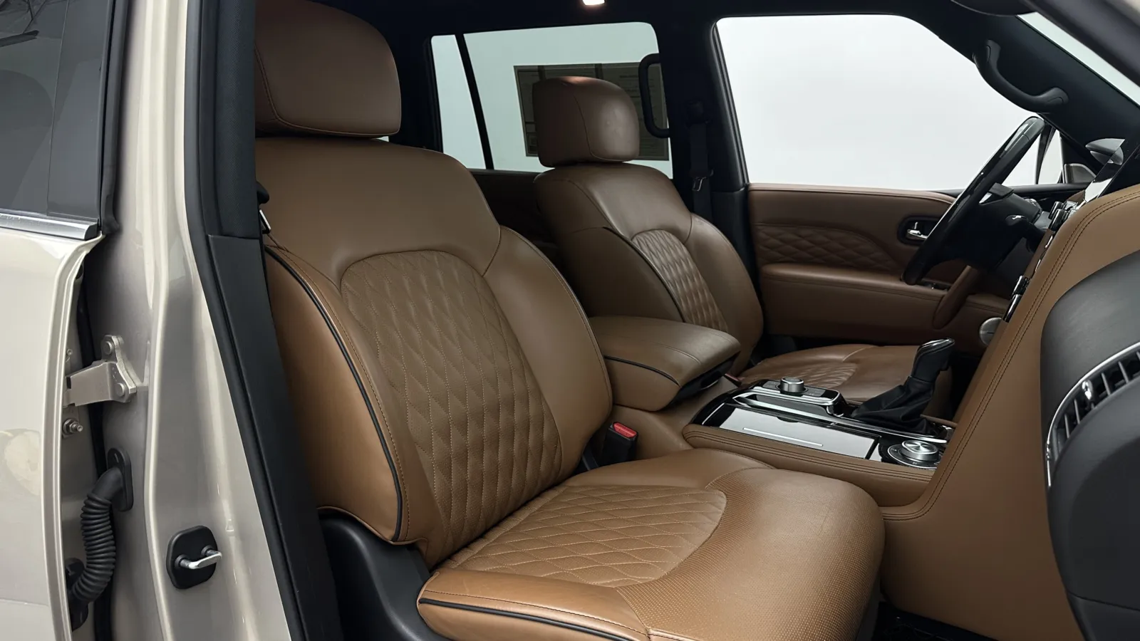 Infiniti QX80 photo 46