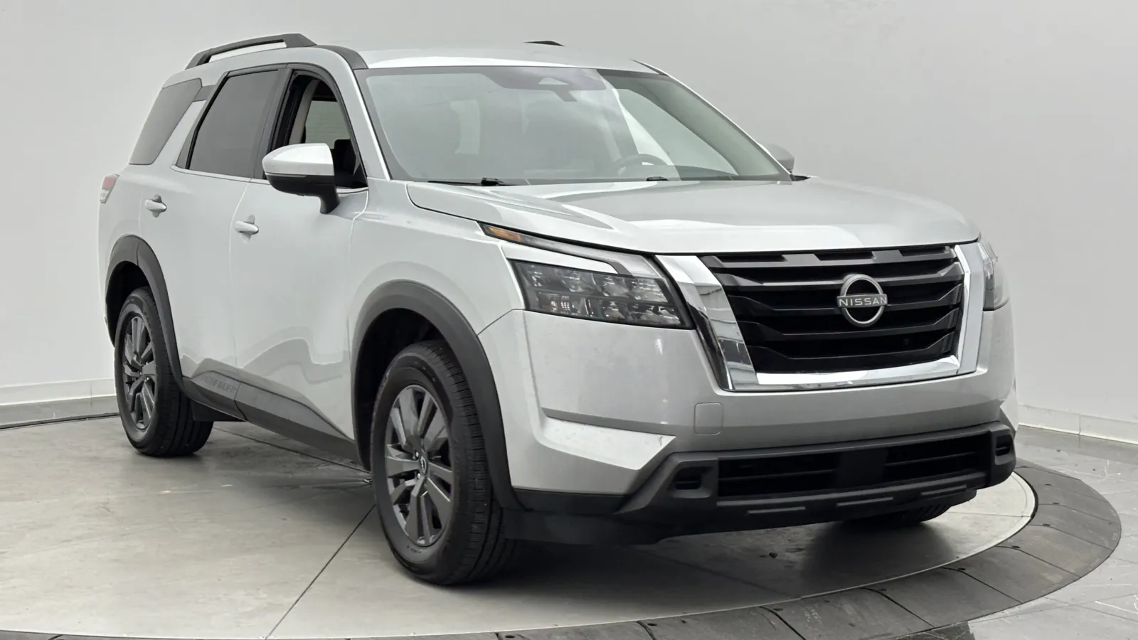 Nissan Pathfinder photo 3