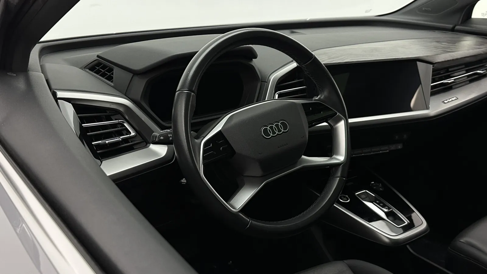 Audi Q4 photo 9