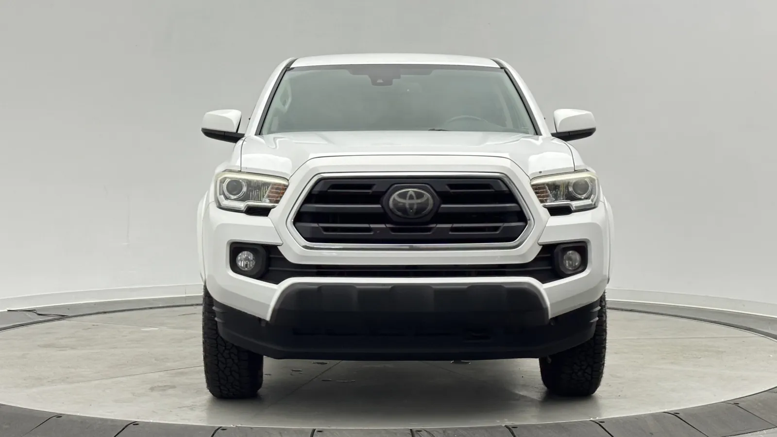 Toyota Tacoma photo 2