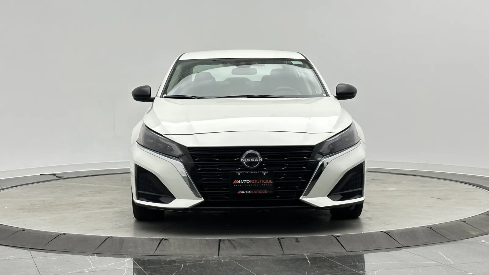 Nissan Altima photo 2