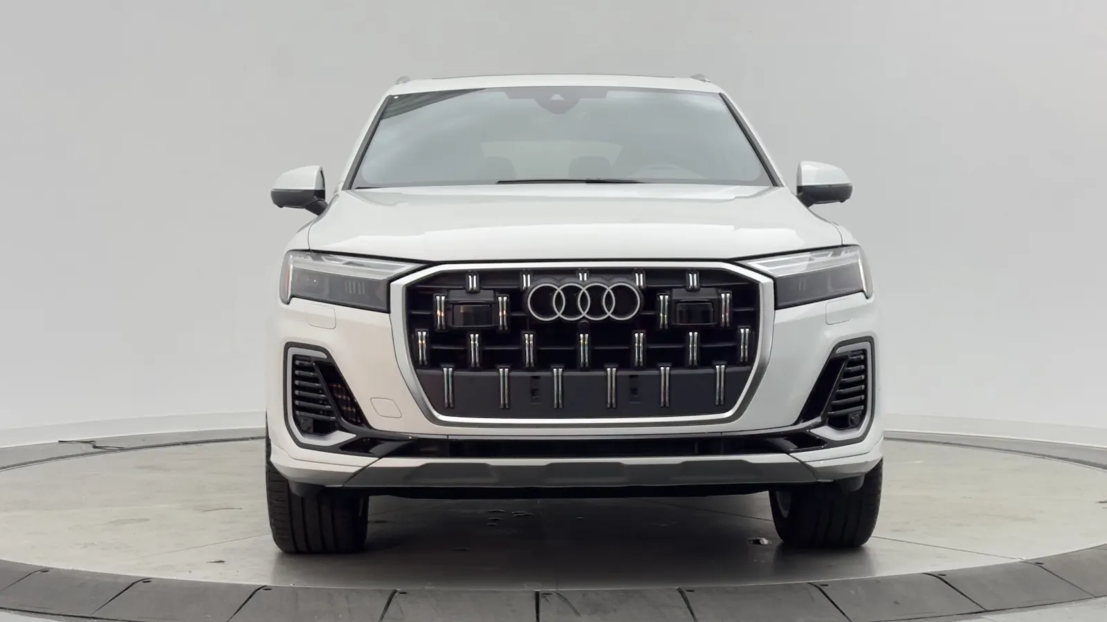 Audi Q7 photo 2
