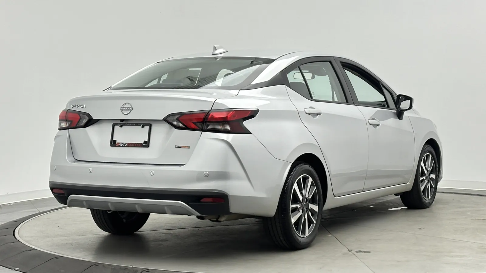 Nissan Versa photo 7