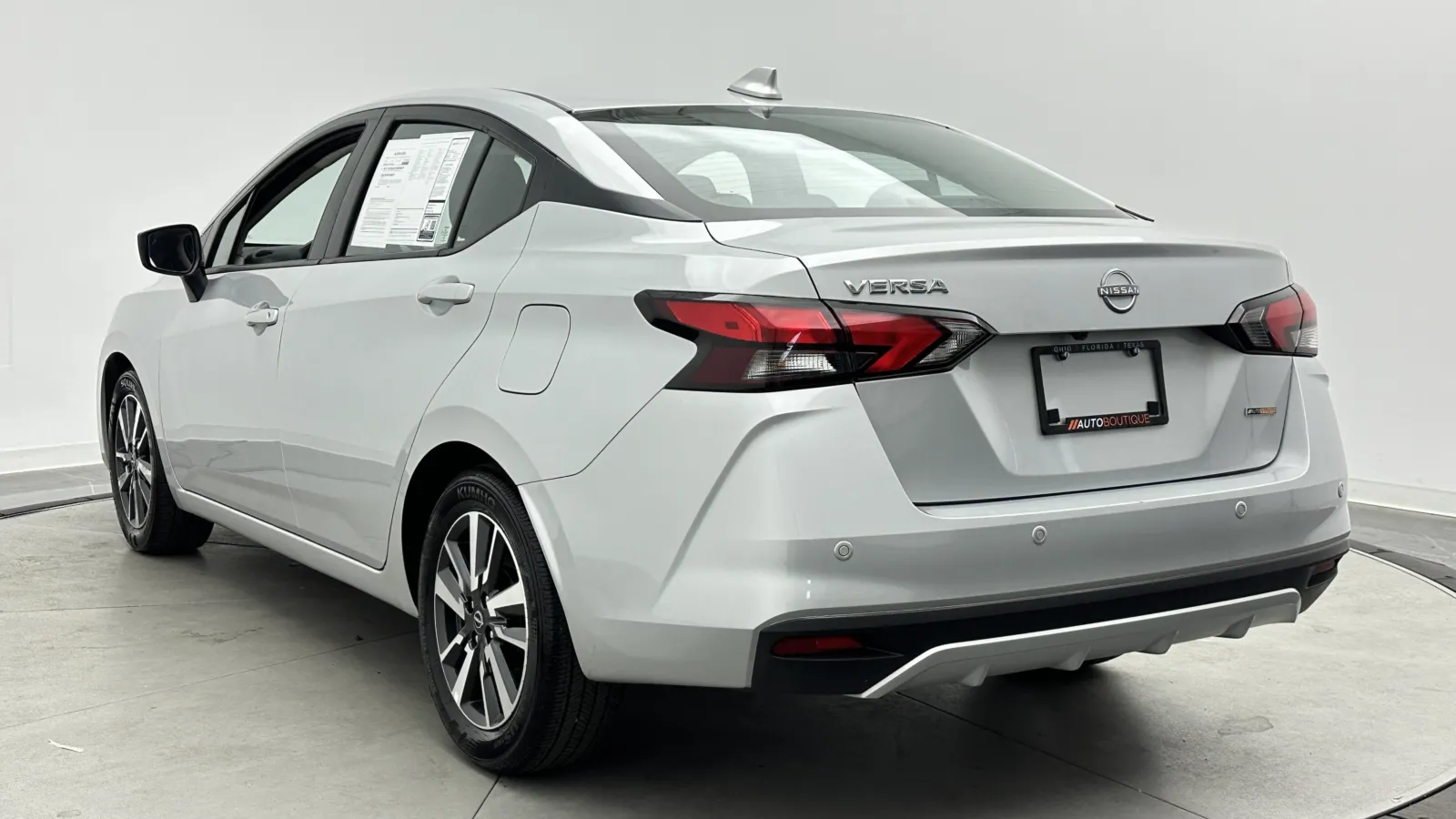 Nissan Versa photo 4