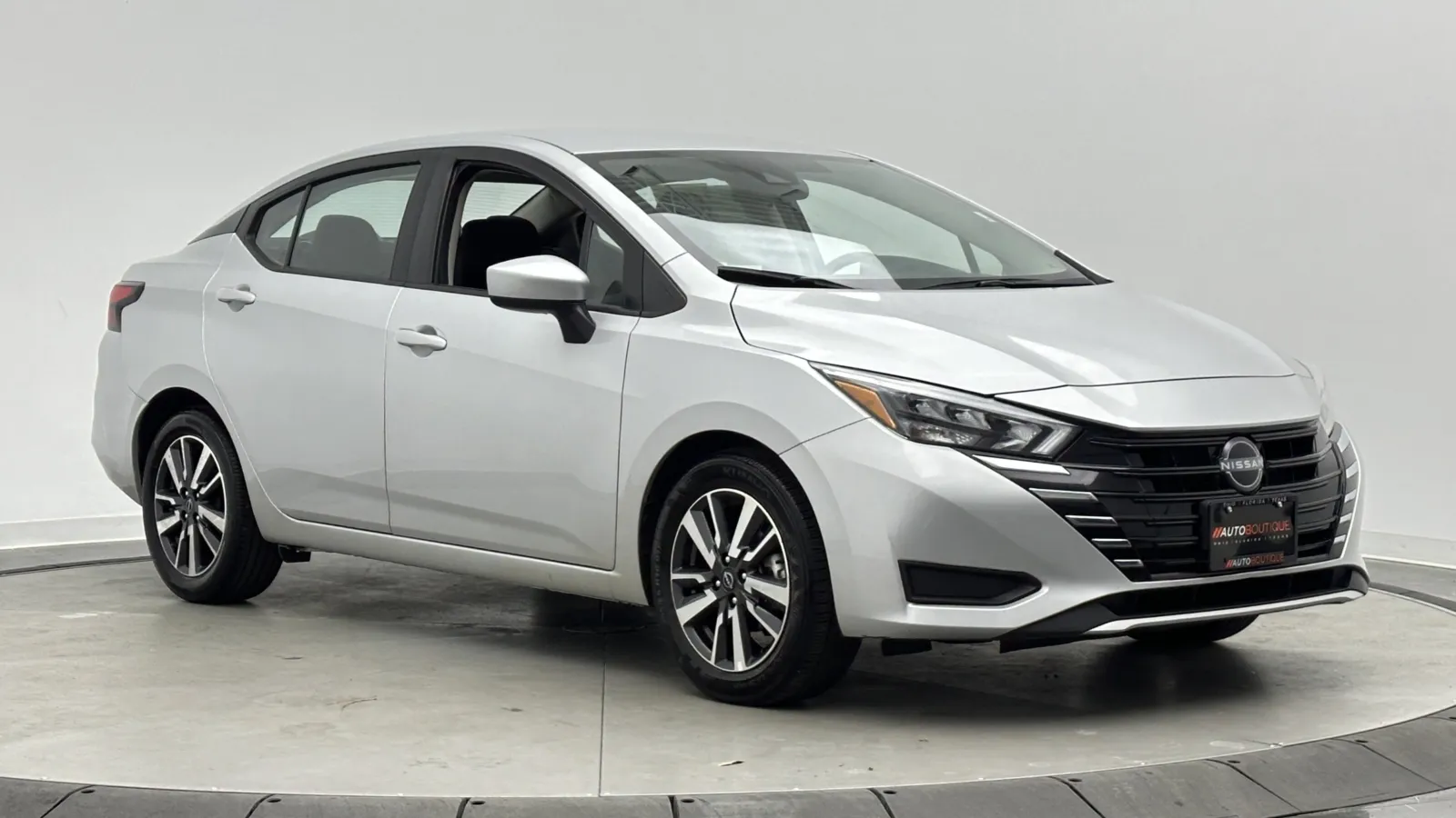 Nissan Versa photo 3
