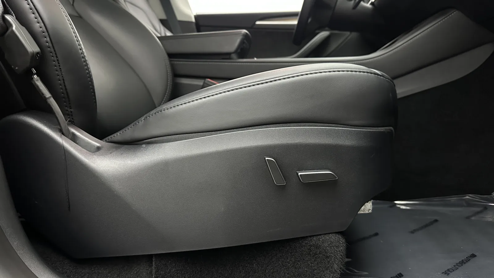 Tesla Model Y photo 37