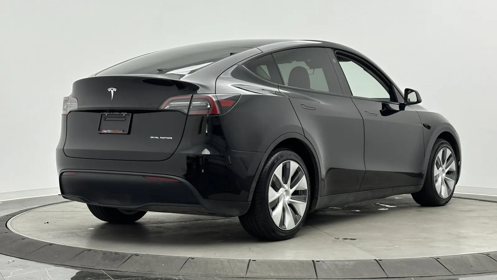 Tesla Model Y photo 8
