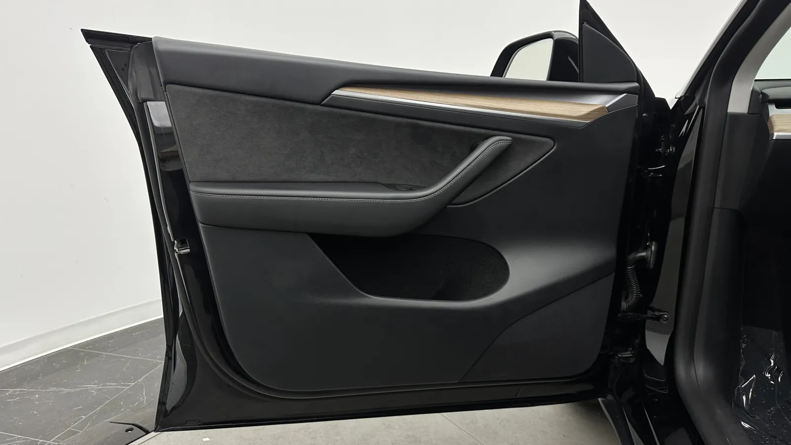 Tesla Model Y photo 10