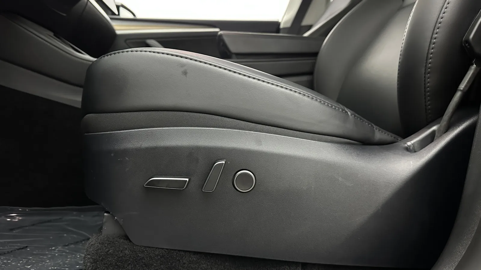 Tesla Model Y photo 13