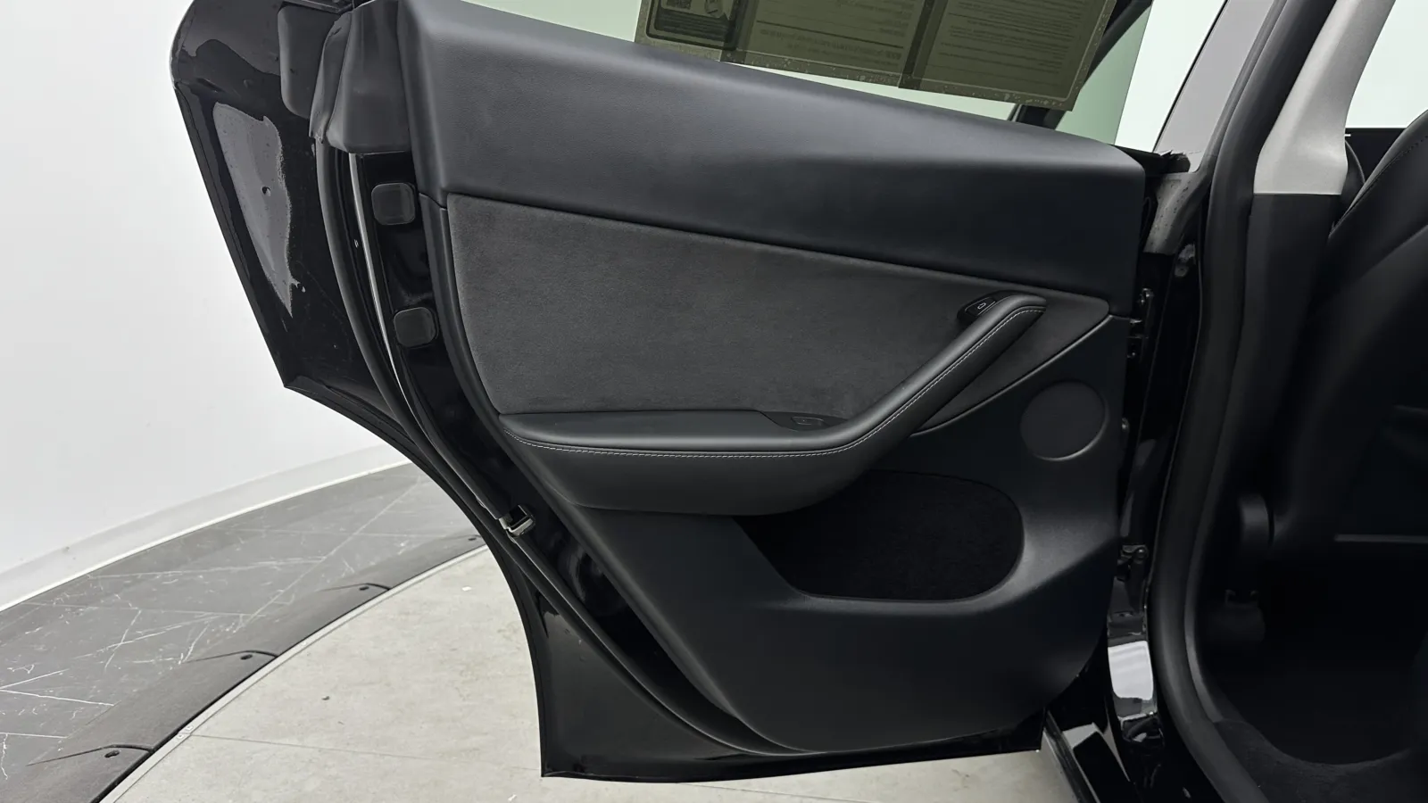 Tesla Model Y photo 25