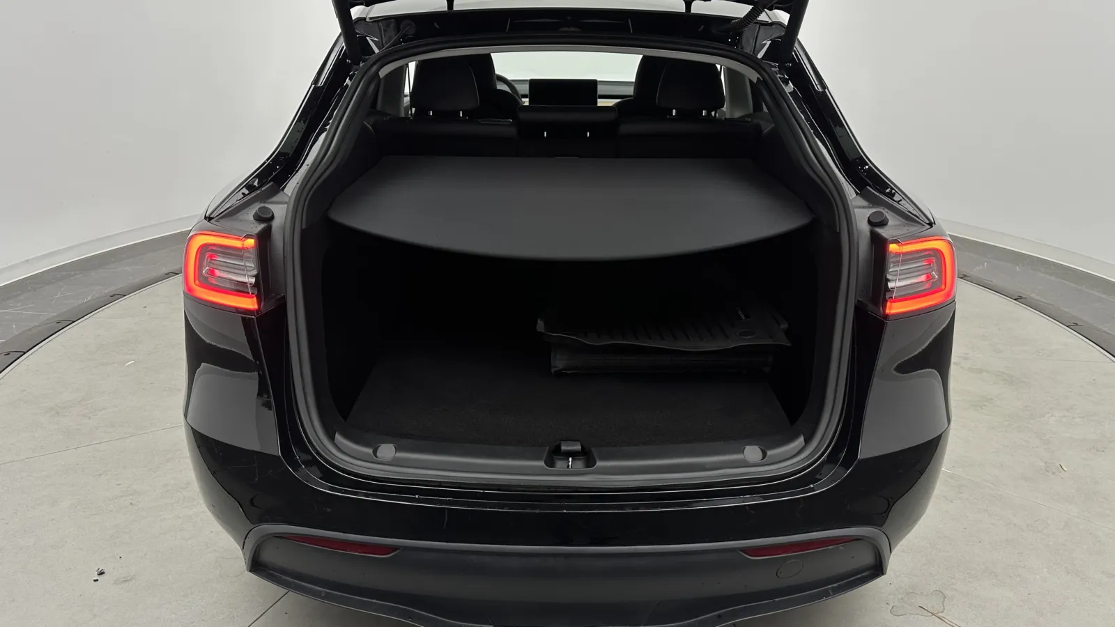 Tesla Model Y photo 30