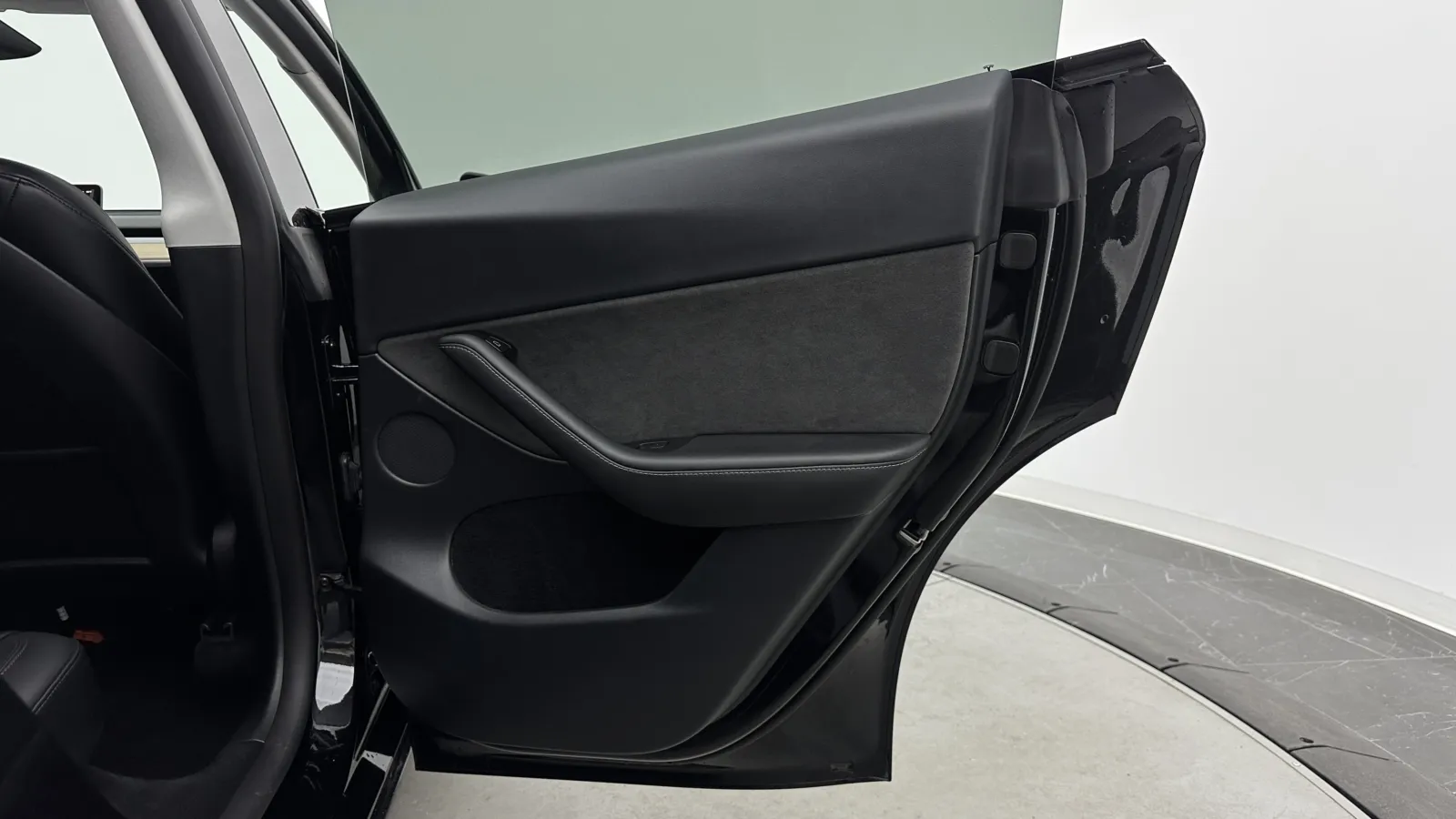 Tesla Model Y photo 32