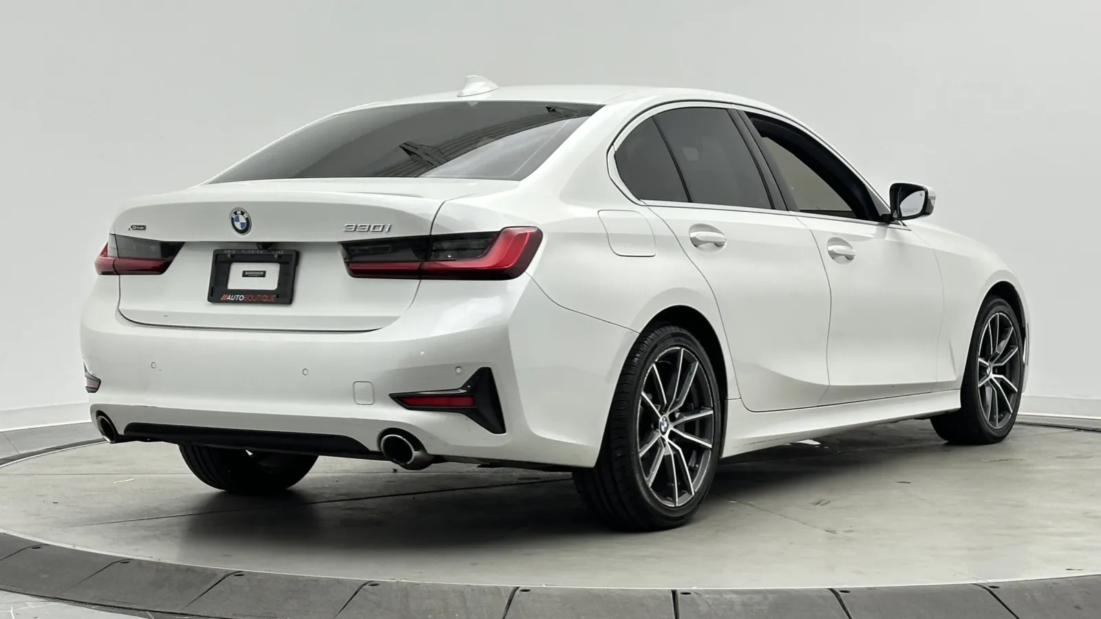 BMW 3 Series photo 9