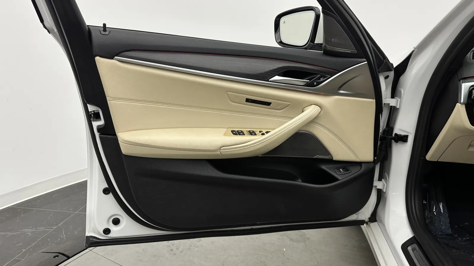 BMW 5 Series photo 11