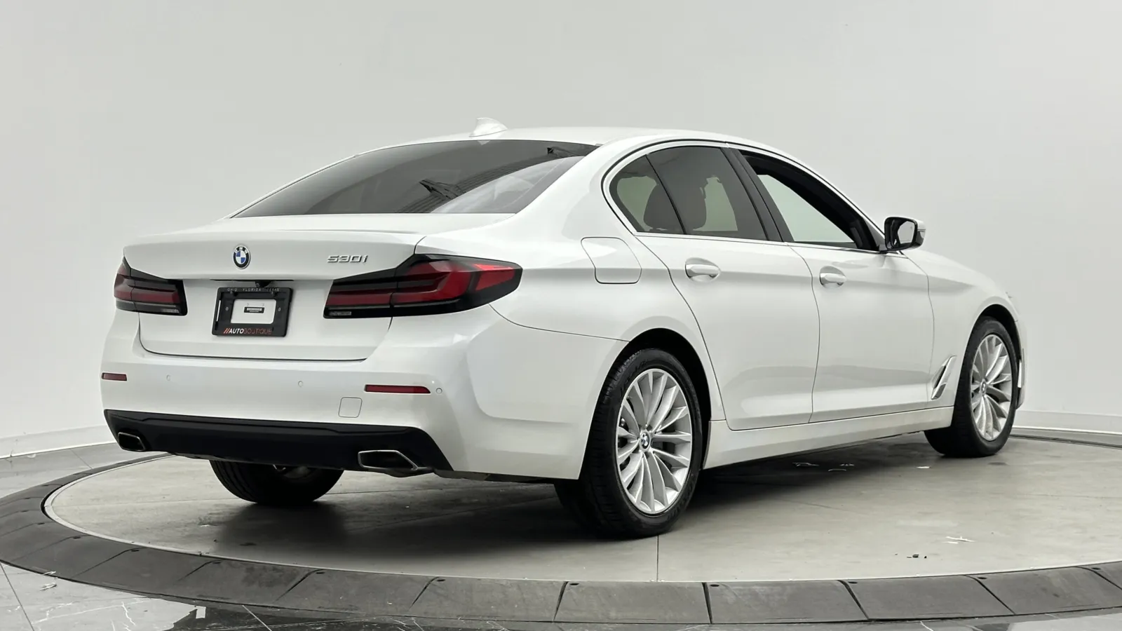 BMW 5 Series photo 9