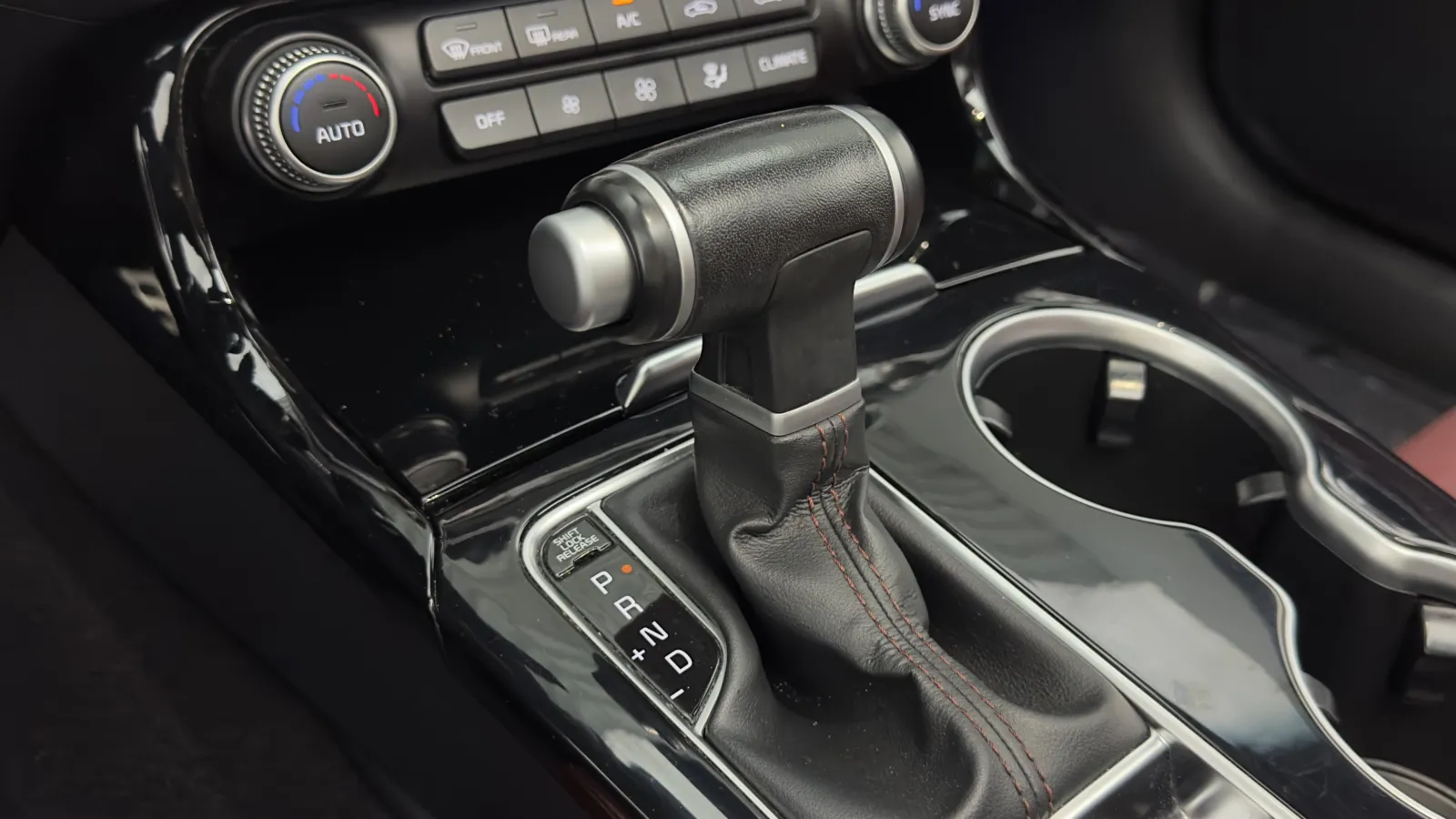 Kia Stinger photo 23