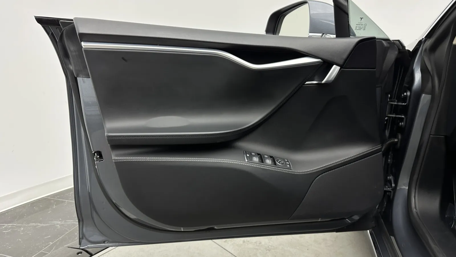 Tesla Model S photo 13