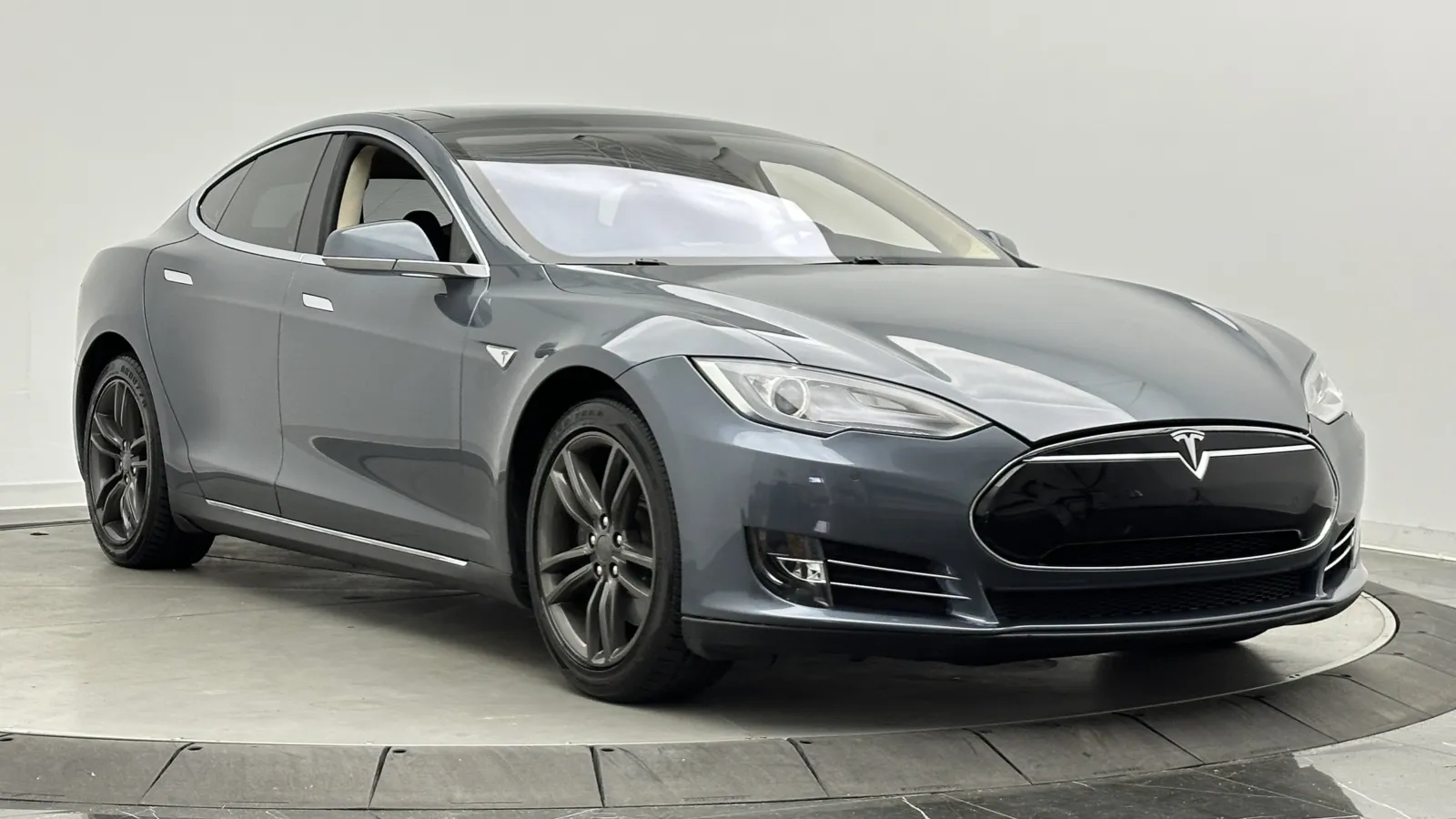 Tesla Model S photo 3